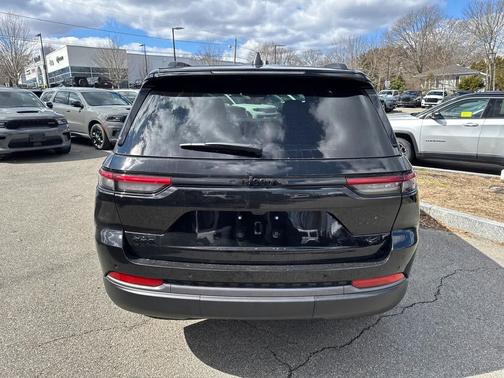 Diamond Black Crystal Pearlcoat 2026 Jeep Grand Cherokee Altitude