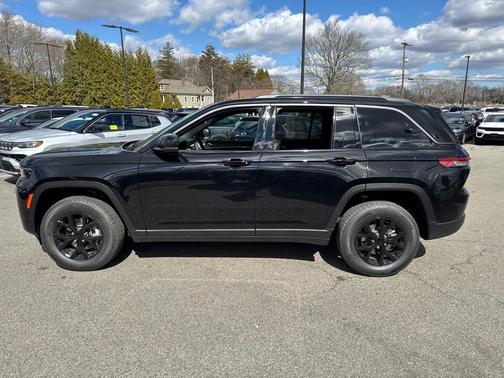 Diamond Black Crystal Pearlcoat 2026 Jeep Grand Cherokee Altitude