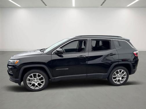 Diamond Black Crystal Pearlcoat 2022 Jeep Compass Latitude Lux