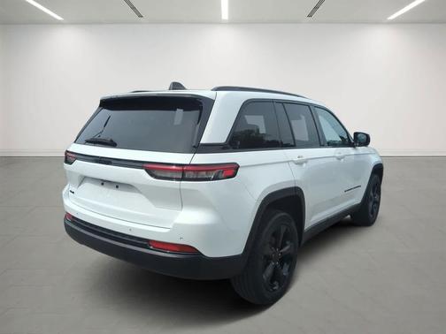 Bright White Clearcoat 2023 Jeep Grand Cherokee Altitude