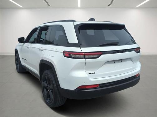 Bright White Clearcoat 2023 Jeep Grand Cherokee Altitude