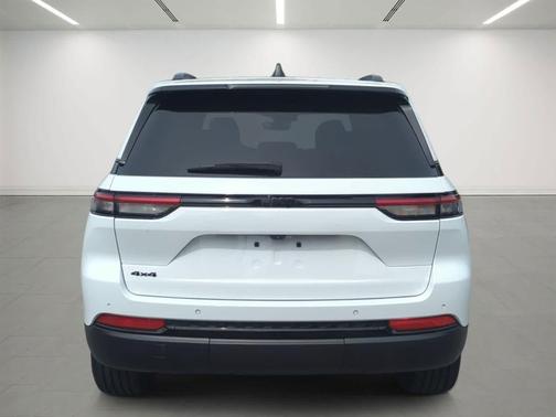Bright White Clearcoat 2023 Jeep Grand Cherokee Altitude