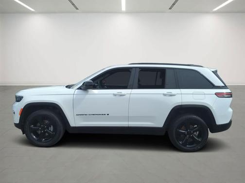 Bright White Clearcoat 2023 Jeep Grand Cherokee Altitude