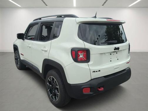 Alpine White Clearcoat 2023 Jeep Renegade Trailhawk