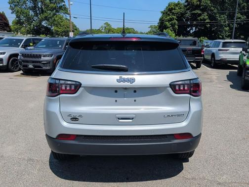 Silver Zynith Metallic Clearcoat 2025 Jeep Compass Limited
