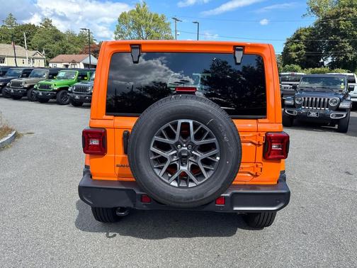 2025 Jeep Wrangler 4-Door Sahara 4x4