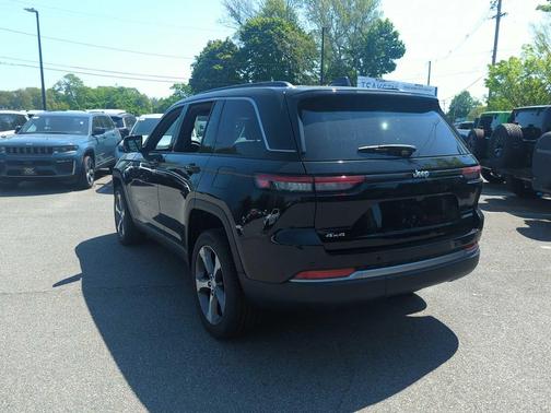 Diamond Black Crystal Pearlcoat 2026 Jeep Grand Cherokee Limited