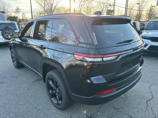Diamond Black Crystal Pearlcoat 2025 Jeep Grand Cherokee Limited
