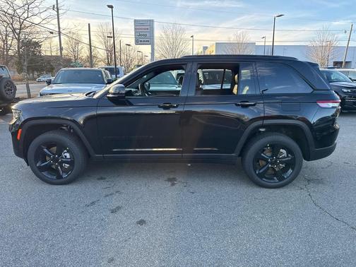 Diamond Black Crystal Pearlcoat 2025 Jeep Grand Cherokee Limited