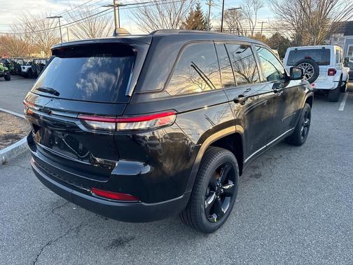 Diamond Black Crystal Pearlcoat 2025 Jeep Grand Cherokee Limited