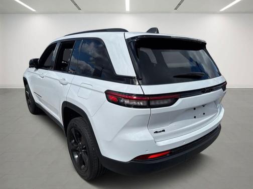 Bright White Clearcoat 2025 Jeep Grand Cherokee Altitude