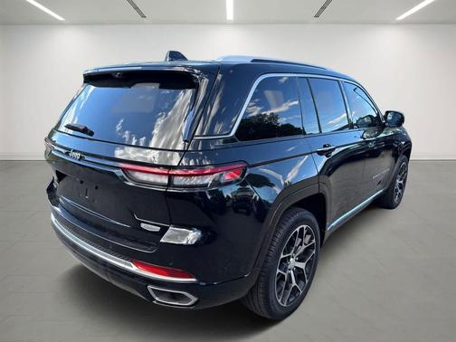 2022 Jeep Grand Cherokee Summit