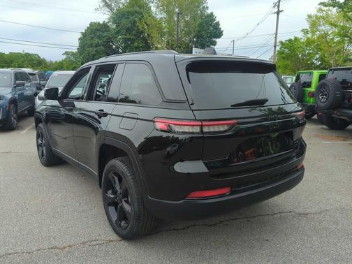 Diamond Black Crystal Pearlcoat 2023 Jeep Grand Cherokee Limited