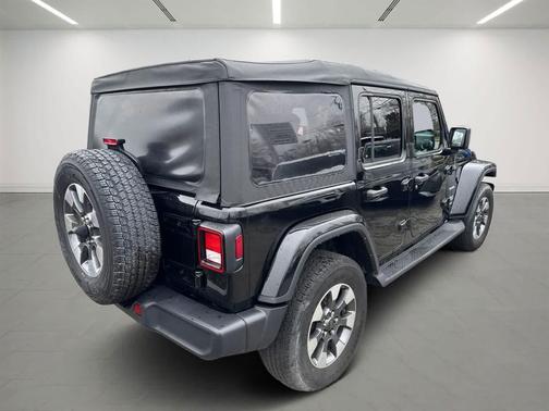 Black Clearcoat 2022 Jeep Wrangler Unlimited Sahara