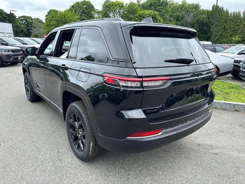 Diamond Black Crystal Pearlcoat 2026 Jeep Grand Cherokee Altitude