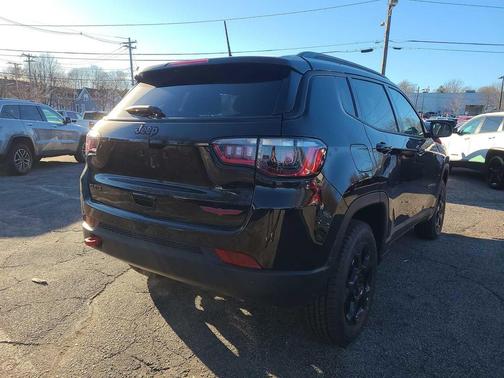 Diamond Black Crystal Pearlcoat 2024 Jeep Compass Trailhawk