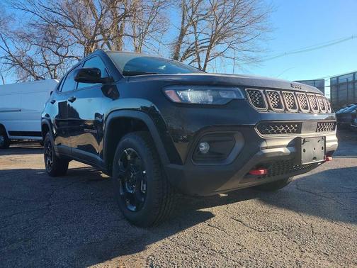 Diamond Black Crystal Pearlcoat 2024 Jeep Compass Trailhawk