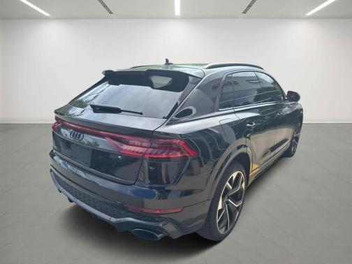 Mythos Black Metallic 2023 Audi RS Q8 4.0T