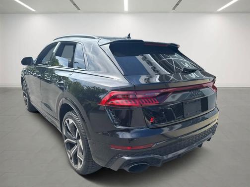 Mythos Black Metallic 2023 Audi RS Q8 4.0T
