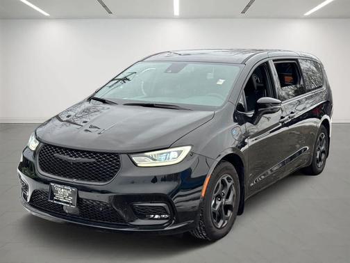Brilliant Black Crystal Pearlcoat 2023 Chrysler Pacifica Hybrid Limited