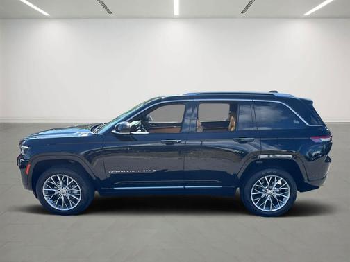 2022 Jeep Grand Cherokee Summit