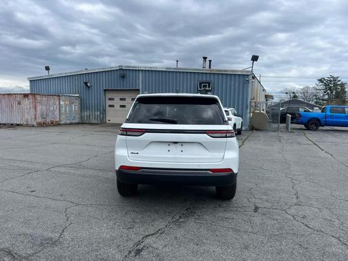 Bright White Clearcoat 2026 Jeep Grand Cherokee Altitude