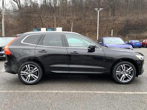 Onyx Black Metallic 2021 Volvo XC60 T6 Momentum