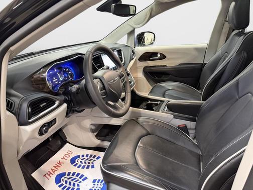 Diamond Black Crystal Pearlcoat 2024 Chrysler Pacifica Limited