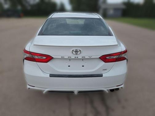 Super White 2018 Toyota Camry SE