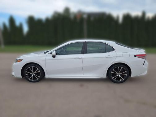 Super White 2018 Toyota Camry SE