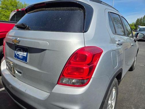Silver Ice Metallic 2021 Chevrolet Trax LT