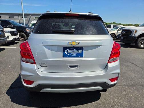 Silver Ice Metallic 2021 Chevrolet Trax LT