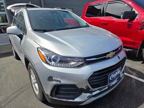 Silver Ice Metallic 2021 Chevrolet Trax LT