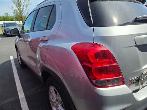 Silver Ice Metallic 2021 Chevrolet Trax LT