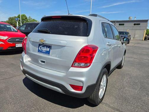Silver Ice Metallic 2021 Chevrolet Trax LT
