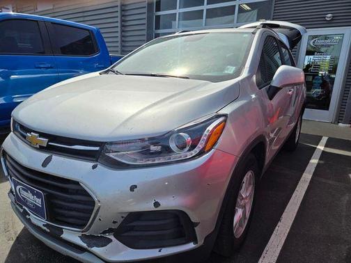 Silver Ice Metallic 2021 Chevrolet Trax LT