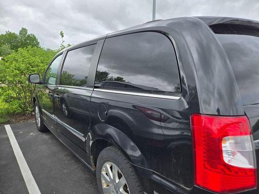 Brilliant Black Crystal Pearlcoat 2014 Chrysler Town & Country Touring