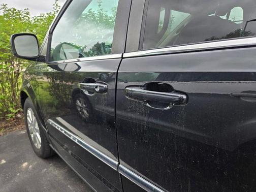 Brilliant Black Crystal Pearlcoat 2014 Chrysler Town & Country Touring