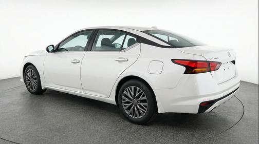 Glacier White 2025 Nissan Altima SV FWD