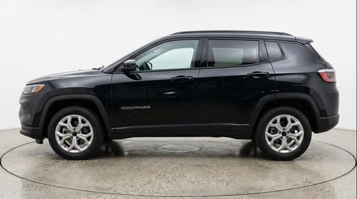 Diamond Black Crystal Pearlcoat 2025 Jeep Compass Latitude