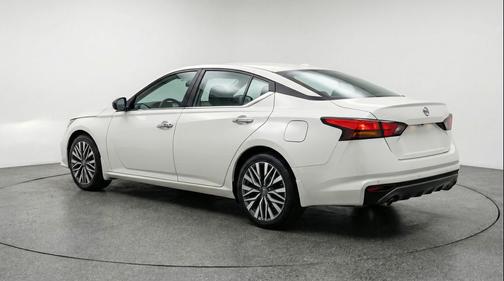 Glacier White 2025 Nissan Altima SV FWD