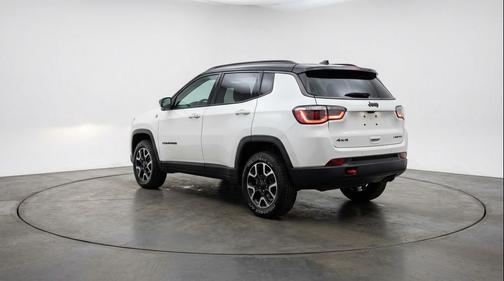 Bright White Clearcoat 2025 Jeep Compass Trailhawk