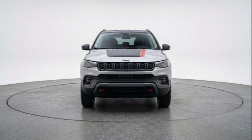 Silver Zynith Metallic Clearcoat 2025 Jeep Compass Trailhawk