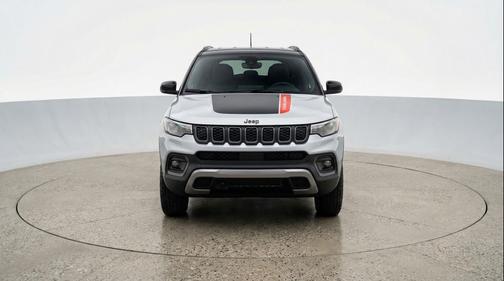 Silver Zynith Metallic Clearcoat 2025 Jeep Compass Trailhawk