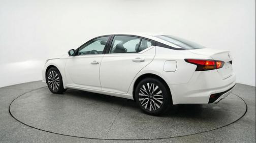 Glacier White 2025 Nissan Altima SV FWD