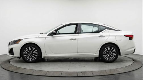 Glacier White 2025 Nissan Altima SV FWD