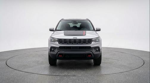 Silver Zynith Metallic Clearcoat 2025 Jeep Compass Trailhawk