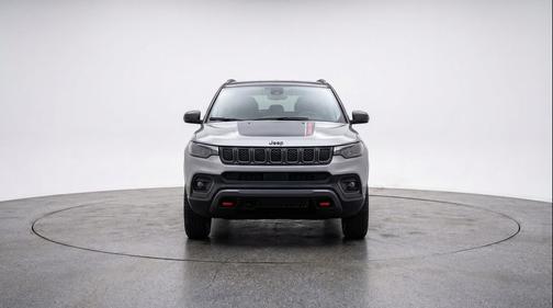 Silver Zynith Metallic Clearcoat 2025 Jeep Compass Trailhawk