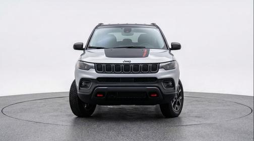 Silver Zynith Metallic Clearcoat 2025 Jeep Compass Trailhawk