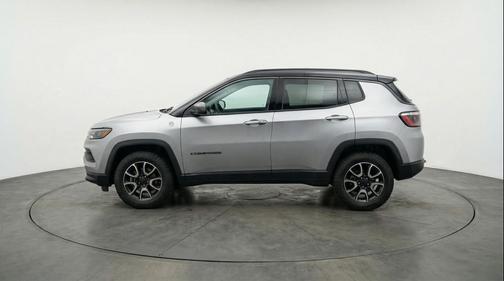 Silver Zynith Metallic Clearcoat 2025 Jeep Compass Trailhawk